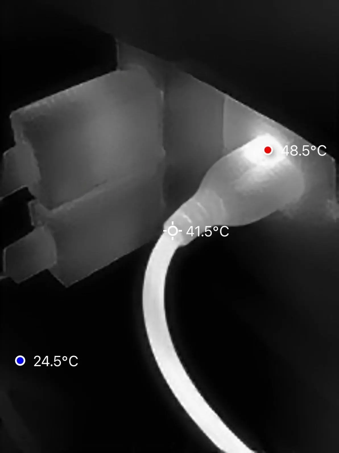 Thermal image of a C13 cord wall plug glowing at 48.5 °C while the cord below reads 41.5 °C, ambient 24.5 °C.